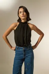 Body negro sin mangas con cuello halter, diseño con frunces en el frente y ajuste al cuerpo.