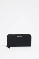 Billetera horizontal negra de nylon con cierre de cremallera, tirador de piel regenerada, monedero y tarjetero interior. Exterior personalizado con logo metálico.