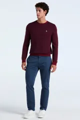 Sweater de punto con diseño geométrico en tonos bordó y negro, cuello redondo, manga larga y puños acanalados. Presenta el logo de la marca bordado en el pecho.