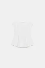 Top blanco de piqué con cuello redondo y mangas cortas, de corte entallado en la cintura y bajo redondeado con acabado en peplum.