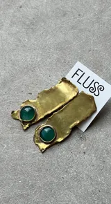 Aros colgantes de bronce reticulado con base irregular y piedra celeste redonda.