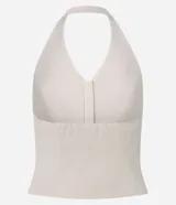 Blusa sastrera color marfil de corte halter con escote en V, cierre frontal con ganchos y bolsillos ribeteados simulados.