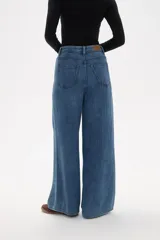 Pantalon de jean azul de corte ancho y tiro alto, con bolsillos laterales y traseros.
