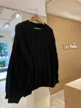 Sweater tejido negro con cuello redondo y diseño de ochos.