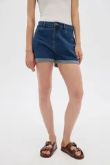 Short de jean tiro alto con bolsillos y dobladillo en las piernas.