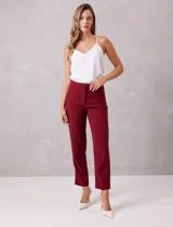 Pantalón sastrero slim color bordó, de tiro alto con pretina anatómica, pinzas verticales frontales y cierre oculto. Tiene bolsillos laterales inclinados y pinzas traseras para un ajuste favorecedor.