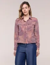 Camisa liviana de rayón y poliéster color marrón con estampado de hojas, cuello camisero, bolsillos frontales con solapa y manga larga.