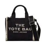 Cartera tipo tote bag de Marc Jacobs, modelo The Small Tote, confeccionada en lona de algodón y poliéster color negro. Presenta el logo de la marca estampado en el frente, asas superiores y correa de hombro ajustable y extraíble.