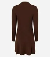 Vestido corto de corte evasé, confeccionado en punto canelado de viscosa y poliamida. Presenta cuello alto, mangas largas y una textura acanalada en toda la prenda.