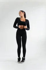 Calza larga color marrón con textura acanalada.