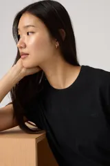 Remera básica de algodón color negro, con cuello redondo y mangas cortas con vuelta.