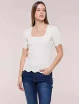Blusa de punto acanalado color blanco, con escote cuadrado, mangas cortas y terminaciones festonadas en mangas y ruedo.