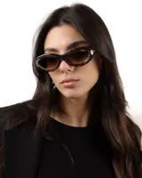 Lentes de sol con marco de carey con detalles dorados y lentes marrones degradé.