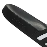 Chanclas Adidas Adilette Aqua para hombre, de color negro con las tres rayas características de la marca en blanco sobre la tira superior.