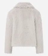 Saco corto de pelo artificial en color beige, con cuello amplio, mangas largas y diseño holgado. Cuenta con forro interior de poliéster.