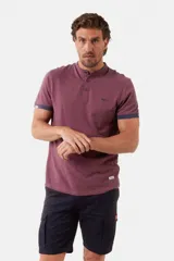 Remera blanca de manga corta con cuello mao y cierre frontal parcial con botones. Presenta detalles en color gris azulado en el cuello y en los bordes de las mangas.