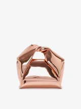 Bolso de hombro JW Anderson modelo Small Twister, color cobre metalizado, con asa superior retorcida y logo grabado. Incluye cadena de hombro desmontable.