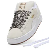 Championes Puma Suede XL Wild de mujer, en color gris claro con franja lateral blanca y suela de goma marrón. Presentan cordones anchos con estampado animal print tipo leopardo y detalles de la marca en dorado metalizado en el lateral.
