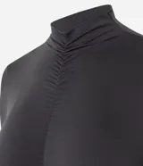 Body de manga larga con cuello alto y detalle de fruncido central en el frente. Confeccionado en tejido seamless ajustado al cuerpo.