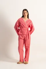 Conjunto de kimono corto con lazo y pantalón con elástico en la cintura, con estampado de lunares pequeños color rojo y blanco.