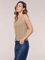 Chaleco negro de tejido de punto con diseño trenzado, escote en V y cierre frontal de botones.