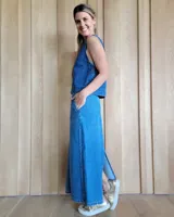 Conjunto de jean compuesto por un top sin mangas y una falda larga con bolsillos frontales.