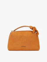 Bolso color marrón con asa superior y correa ajustable con la marca, un compartimento principal, detalle de nudo y marca laminada.