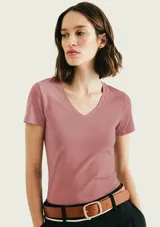 Remera básica de manga corta, color blanco, con escote en V y diseño entallado al cuerpo.