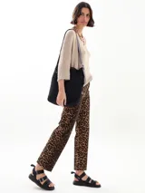 Spolverino corto color beige de tejido de punto con lurex.