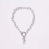 Collar tipo gargantilla de eslabones gruesos plateados, con un anillo central del que cuelgan eslabones más pequeños.