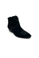 Botas de cuero vacuno color negro con caña baja bordada a tono, tacón bajo, punta alargada redondeada y suela cuadrada.