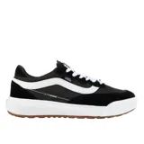 Championes Vans Ultrarange 2.0, color negro con detalles en blanco y suela marrón.