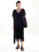 Vestido largo negro de seda con cuello en V y mangas cortas amplias.