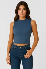 Top blanco de viscosa con cuello alto y corte entallado.