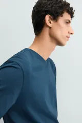 Camiseta de corte regular fit en color blanco, con cuello redondo y mangas cortas.
