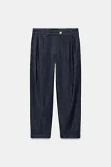 Pantalón chino de tiro medio confeccionado en denim oscuro. Presenta pinzas en el delantero, bolsillos laterales y bajo con acabado en vuelta. Cierre frontal con cremallera y botón.