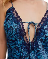 Vestido largo tipo slipdress, estampado en tonos azules y oscuros, con escote pronunciado en V adornado con encaje y abertura lateral en la falda.