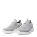 Championes deportivos Umbro modelo Glide, color gris con diseño de tejido tipo knit y suela blanca de goma. Presentan un estilo slip-on con tiradores en el talón y lengüeta, y un detalle gráfico en el lateral del talón.