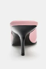 Sandalia tipo mule de piel color rosado, con diseño de tira ancha frontal y separación para el dedo. Cuenta con tacón fino de altura media en color negro y punta redonda.