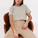 Remera color gris claro de 100% algodón, corte suelto y manga corta.