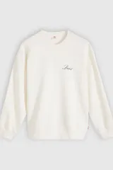 Buzo de cuello redondo Levi's de color marfil, con diseño relajado, mangas largas y pequeño logo cursivo bordado en el pecho.