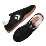 Championes Converse Run Star Trainer Ox negros con detalles en blanco y suela de goma color caramelo.