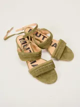 Sandalias de gamuza color bordó con taco bloque de charol, tiras con pespuntes artesanales en cuero y tira fina ajustable al tobillo.