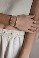 Anillo de diseño escultural y texturado, con acabado rugoso que simula una superficie montañosa o corteza.