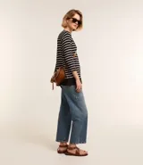 Remera femenina rayada blanca y negra, de manga 3/4 y escote en V.