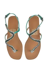 Sandalia flat verde jade con tiras de cuero con textura de pitón y apliques de strass.