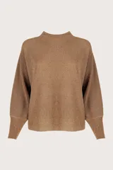 Suéter de punto con acabado metalizado en color dorado, de silueta holgada, cuello alto y mangas largas con puños ajustados.