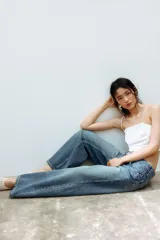 Jean de tiro bajo y corte baggy wide leg, con diseño de cinco bolsillos y lavado desgastado.