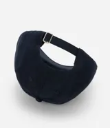 Gorra azul marino de sarga con visera curva, ajuste trasero y bordado rojo con la palabra "amour" en el frente.