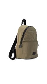 Mochila color verde militar de tela capitoneada con bolsillo amplio al frente y asas ajustables. Incluye compartimento especial para ipad.